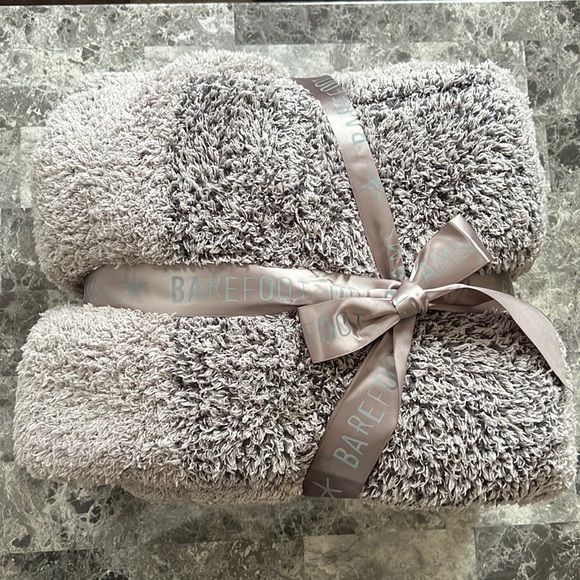 NWT Luxe Heathered Stripe Throw Blanket from
BAREFOOT DREAMS - Picture 4 of 7